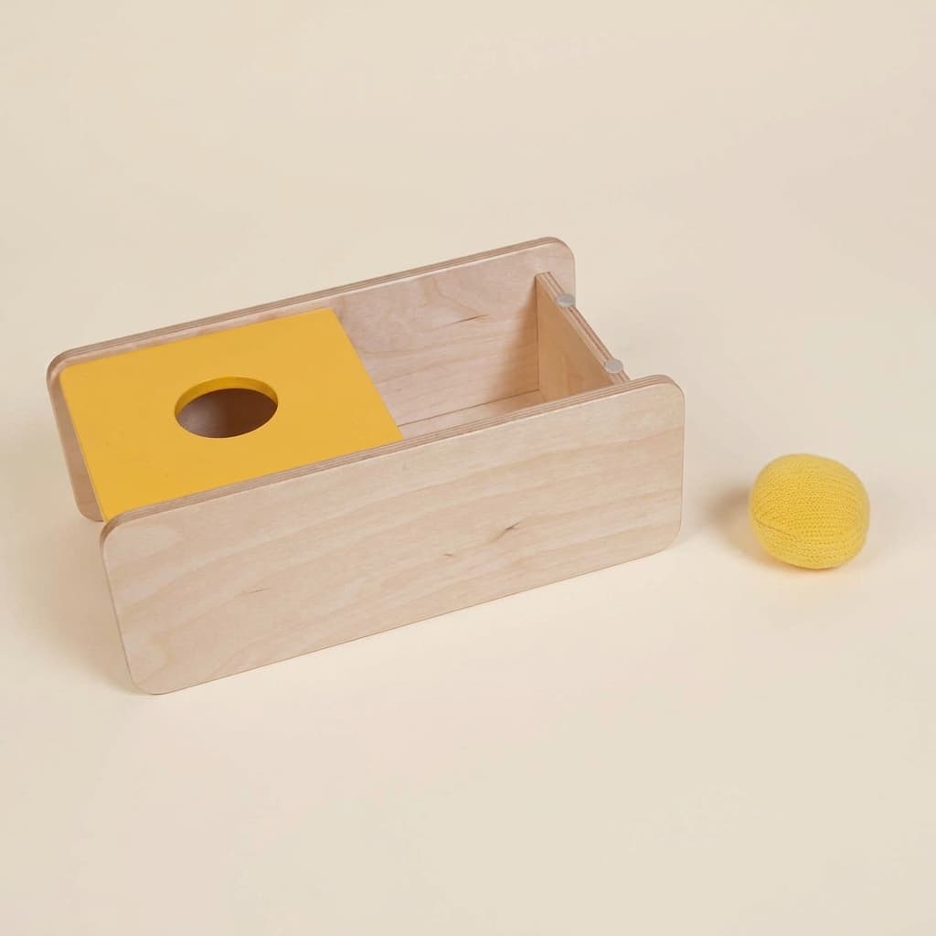 Imbucare box s víkem: Aktivita s pletenným míčkem - Montessori Material | Faborino