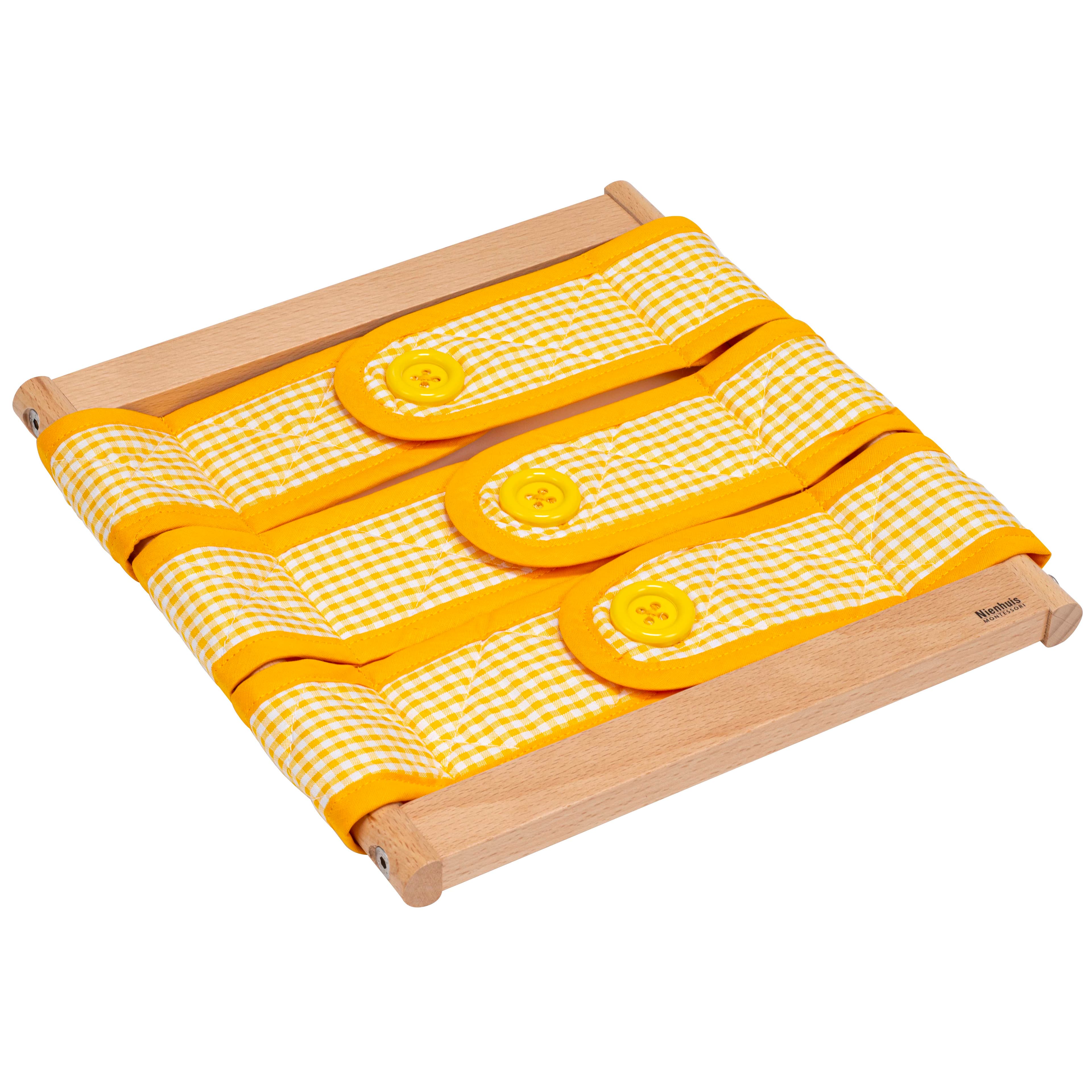 Ankleidungsrahmen: 3 Knöpfe — Gelb-karierte Feinmotorikübung — Katalogansicht