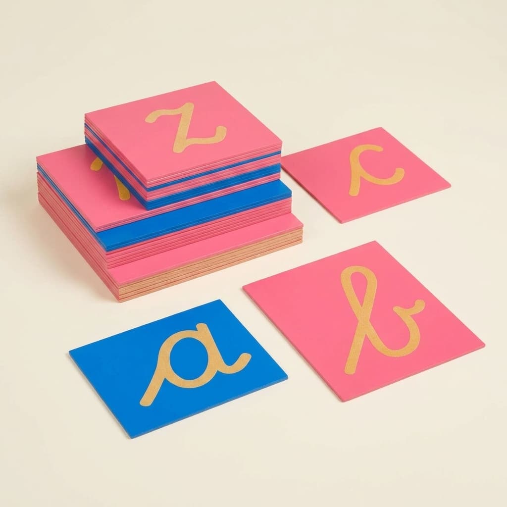 Písmenka ze smirkového papíru — mezinárodní psací písmo - Montessori Material | Faborino