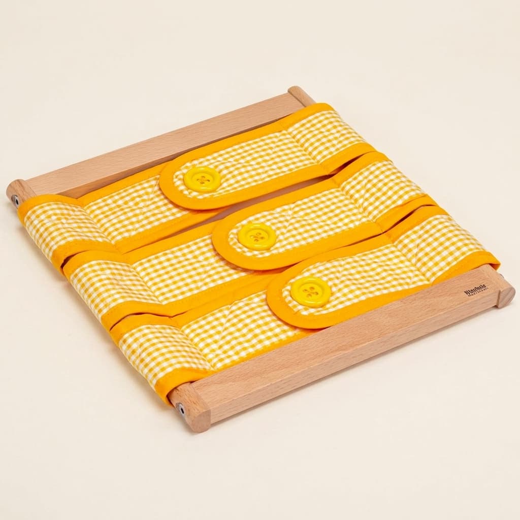 Ankleidungsrahmen: 3 Knöpfe: Gelb-karierte Feinmotorikübung - Montessori Material | Faborino