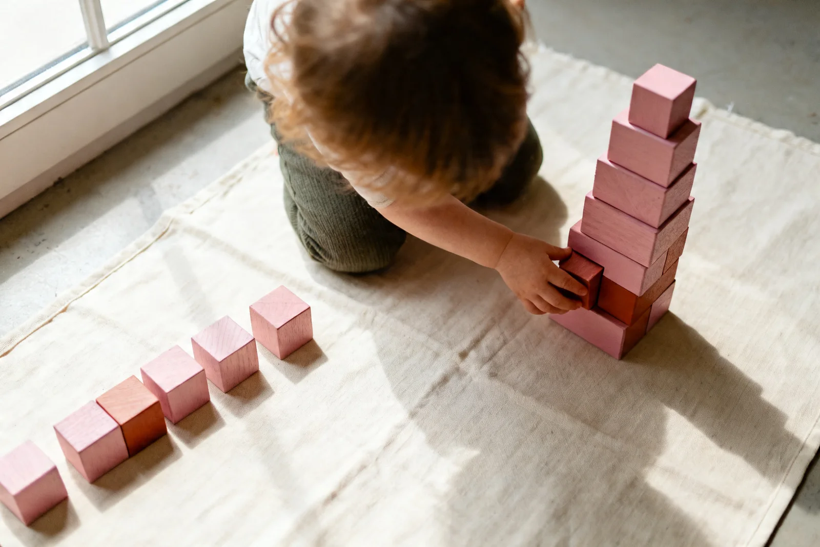 Ružová veža: prečo ňou začína takmer každá Montessori trieda